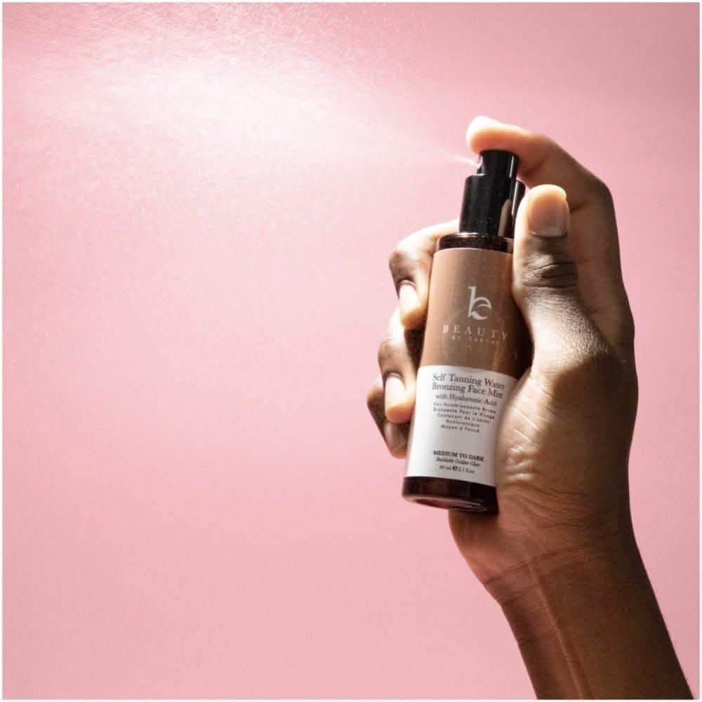 Bruma facial bronceadora con agua autobronceadora